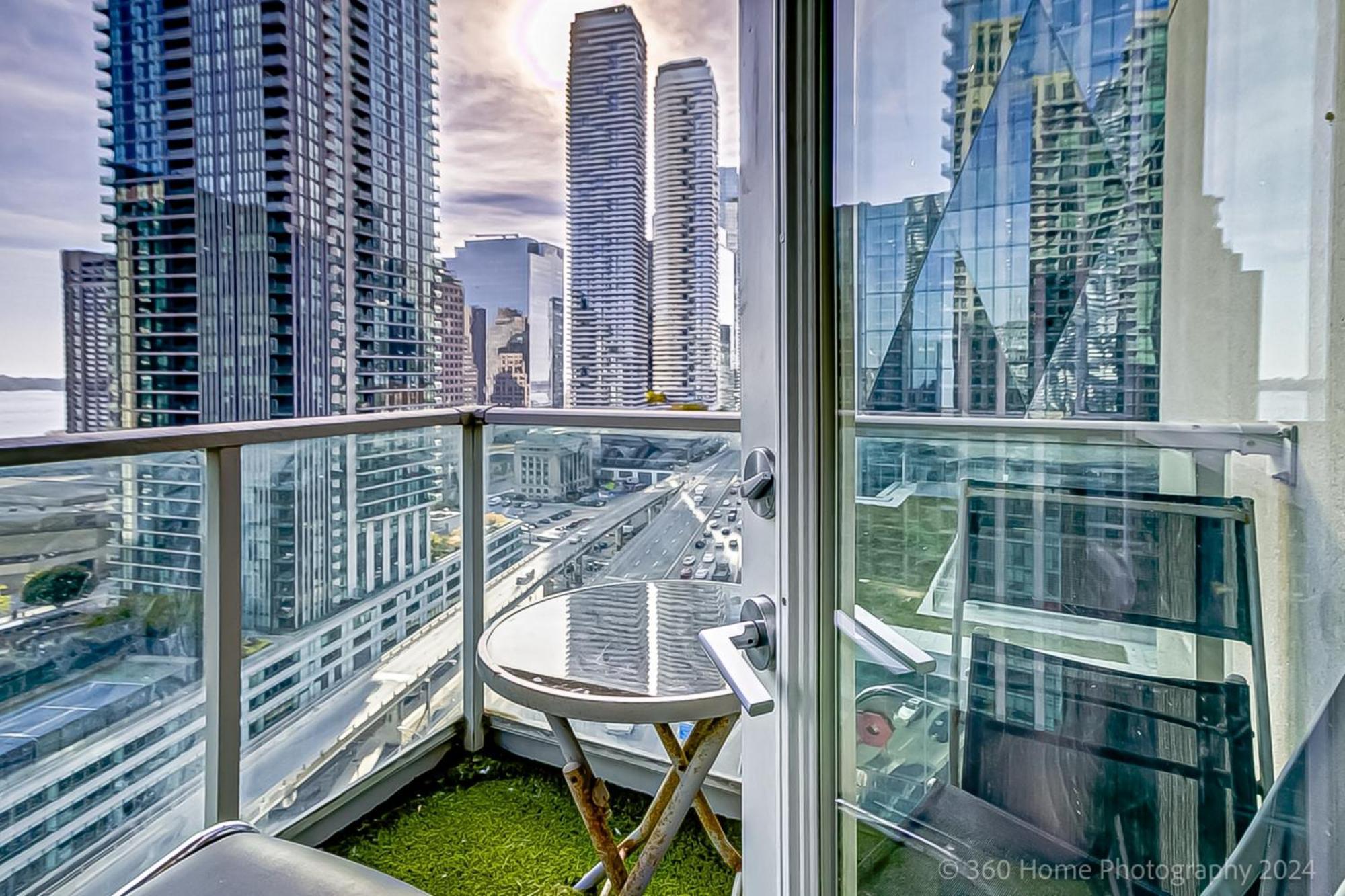 Globalstay Yonge St Condos โตรอนโต ภายนอก รูปภาพ